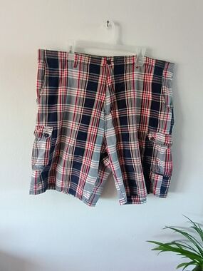 Airwalk Plaid Cargo Shorts Men's Size 40 Red Gray Blue Cotton Utility Y2K